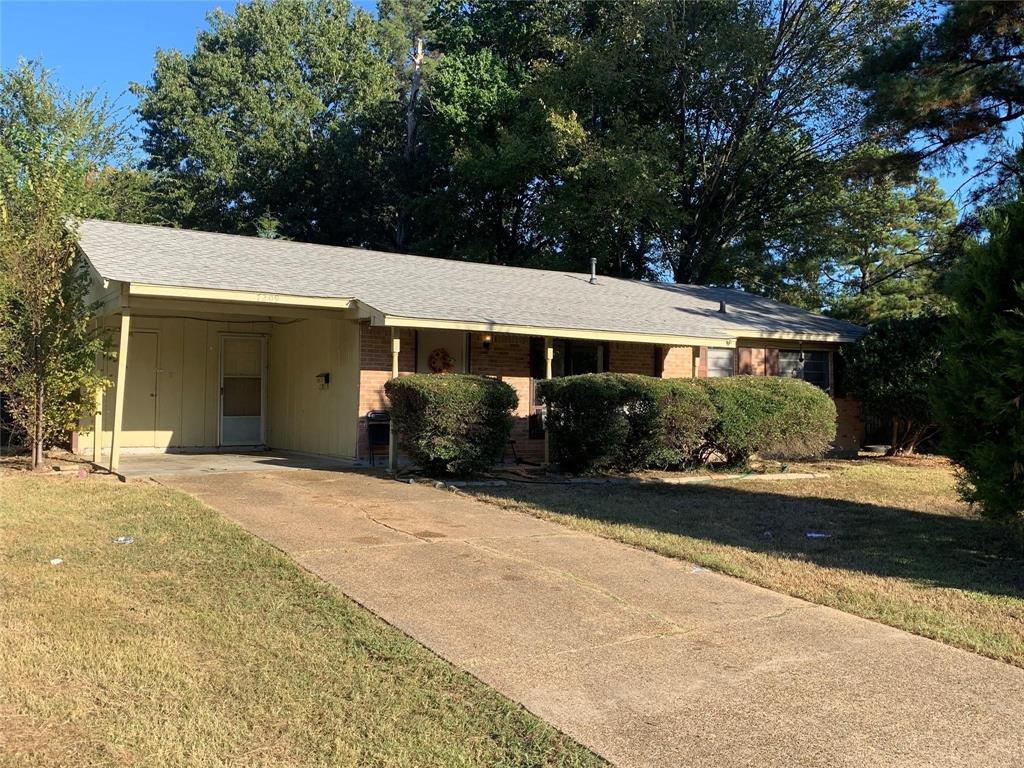 This is a 3 bedroom, 1 bath house that was previously leased for $850 per month. 


Can be paired with #20757778 and #20757778