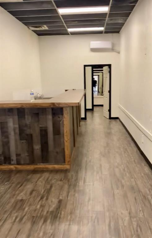 Ready now! 600 sq ft unit, Current set up is perfect for a smoothie bar or small bakery. Nextdoor to a children’s dance studio & near school activities & shopping. Includes utilities – tenant responsible for cable-internet