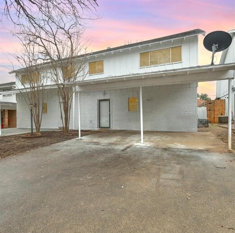 Full duplex investment opportunity featuring two spacious units. One unit offers 3 bedrooms and 2.5 bathrooms, while the second unit includes 2 bedrooms and 1.5 bathrooms. Ideal for investors or owner-occupants seeking rental income potential with flexible living arrangements. Spacious layouts, functional floor plans, and excellent income-producing opportunity.