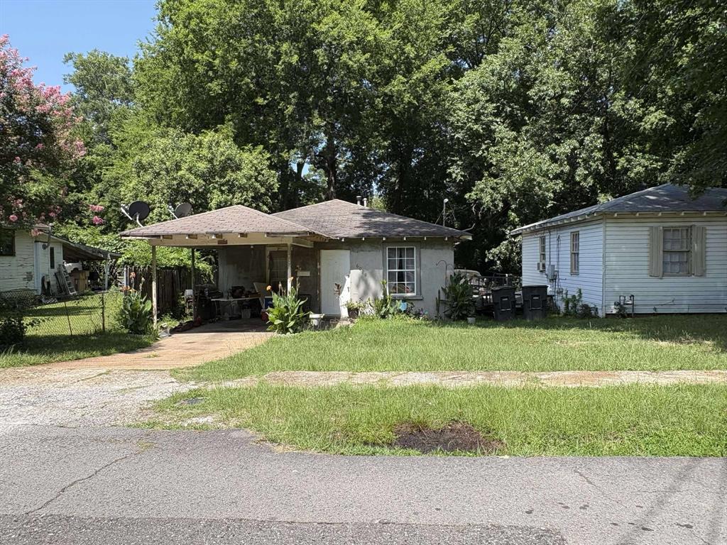 Property currently has renter occupying residence.  Seller will provide all leasing information to buyer.