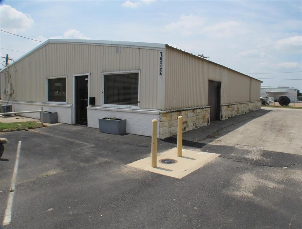 MAKES THIS THE BEST DEAL PER SF IN TOWN RIGHT OFF 377!! Great location for ANY type of shop that requires an office, showroom or reception room AND a LARGE warehouse or divisible space! Two rooms and a main warehouse or showroom. YOU DECIDE how to use it! Also has rear and side doors available for load in or out. Parking in front and behind. Popular high visibility location generates traffic. Next to Ulta3, Homegoods, Aspen Dental, Five Below stores. Signage agreement negotiable. Dual bathrooms already in place. Newer dual HVACs assure great heat or cooling AND has an additional SPLIT unit for greater flexibility and comfort! New water heater as well. Centrally located in high traffic area of Granbury. Inside City Limits. Get your agent to show!!!!! City water and sewer, United Coop Electric.