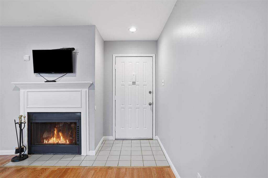 WEDGLEA MANOR CONDOS - Residential