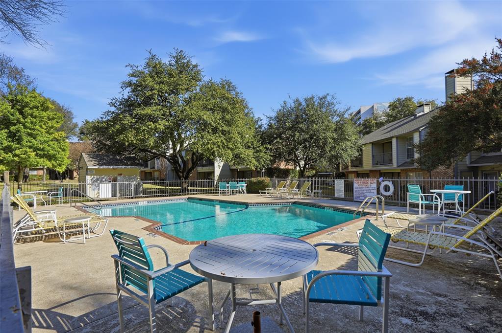 WEDGLEA MANOR CONDOS - Residential