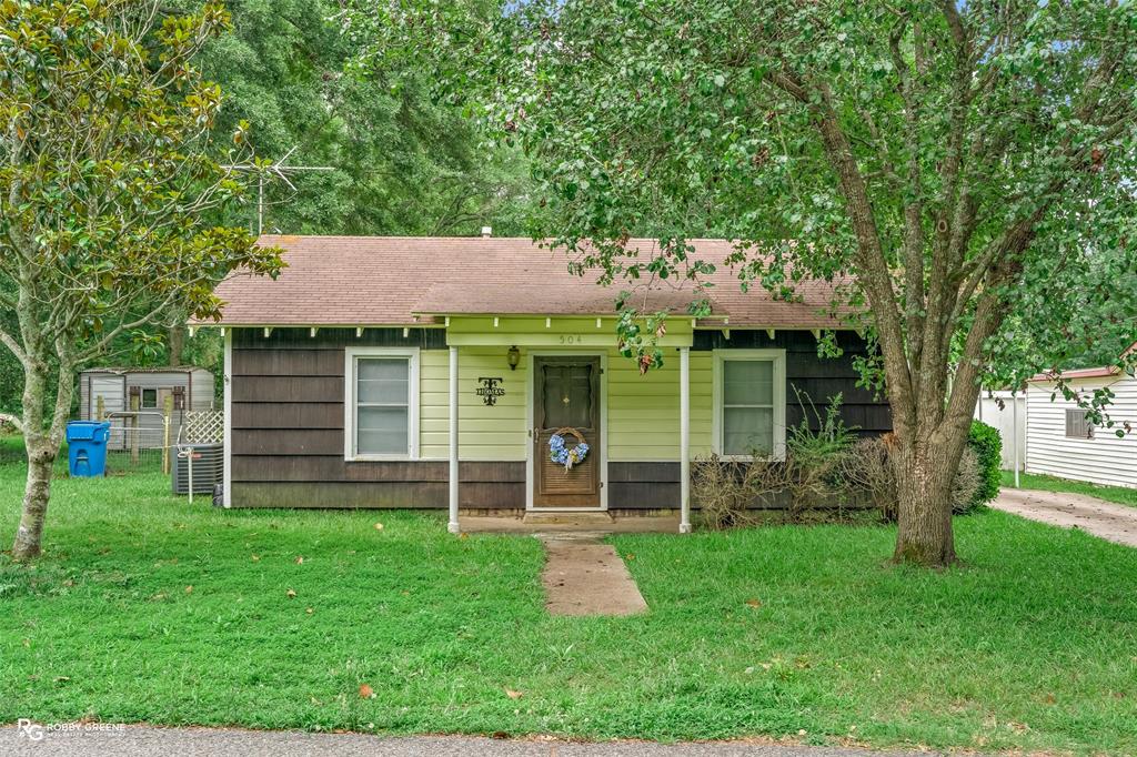 Whether you're a first-time home buyer, looking to downsize, or searching for your next investment property, this home offers great potential at an affordable price point. Wellmaintained 3 bedroom, 1 bath home offering approximately 1210 square feet of comfortable living space. Schedule your private showing with your favorite realtor.