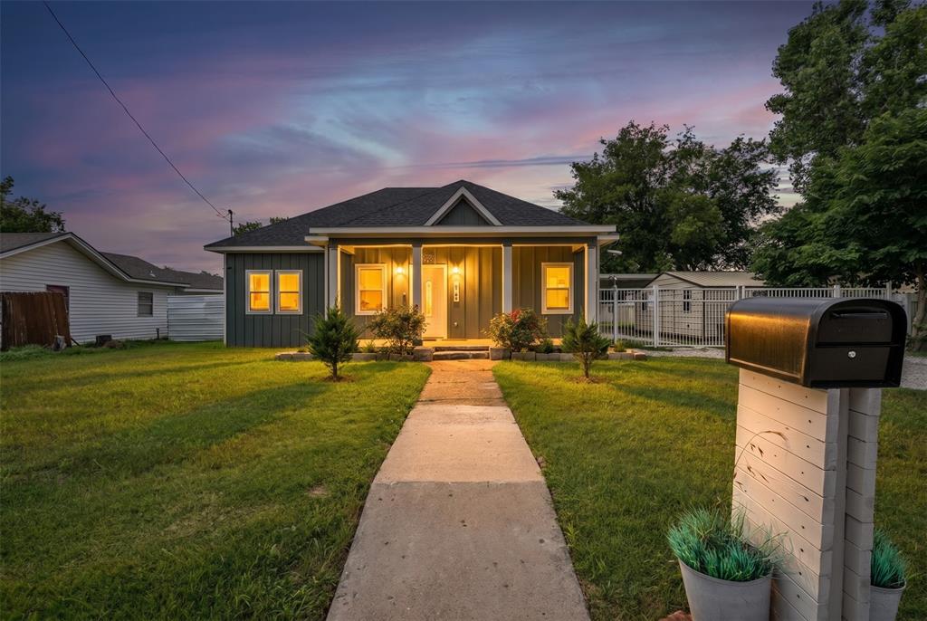 Lawn Place 01 - Residential