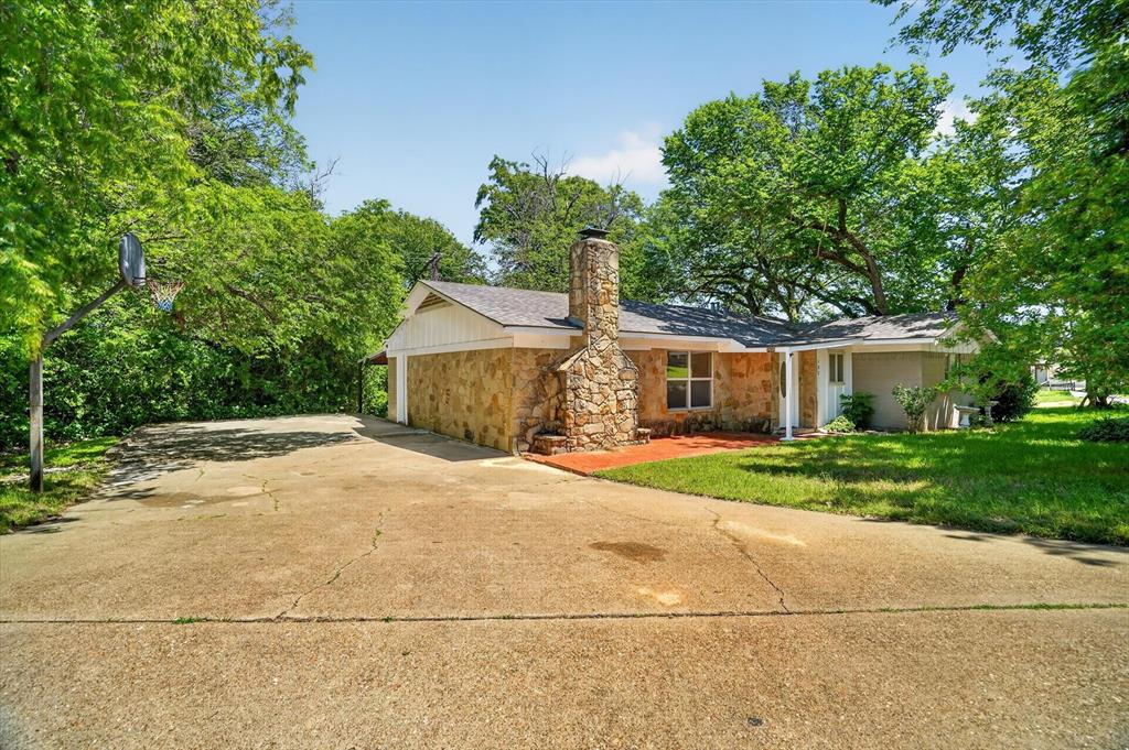 Charming and move-in ready 4-bedroom, 2-bath home conveniently located in Weatherford! This home features an inviting layout with comfortable living areas and plenty of flexibility for families, guests, or a home office setup. Recent major updates include a recently replaced roof and HVAC system, providing added peace of mind and improved energy efficiency.

Enjoy the convenience of being close to shopping, dining, schools, and everyday amenities while still having the feel of an established neighborhood. Whether you’re a first-time buyer, looking to downsize, or searching for an investment opportunity, this property offers great value and potential in a desirable Weatherford location.