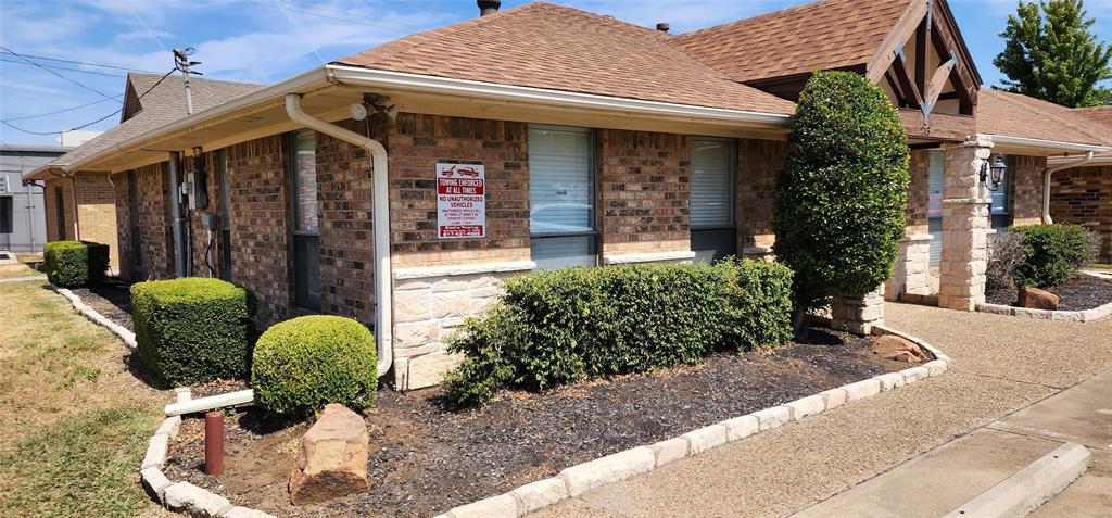 Awesome office space for lease in the heart of Old Town Roanoke!  The actual mailing address is 213 N Oak St.  It is the front building on the left side . Approximately 2600 square feet with 6 offices, 2 bathrooms, 1 file closet, break room, and a large foyer.  This office has 8 designated parking spaces.  

Triple Net XXX Estimated= $4.50 per Square foot.