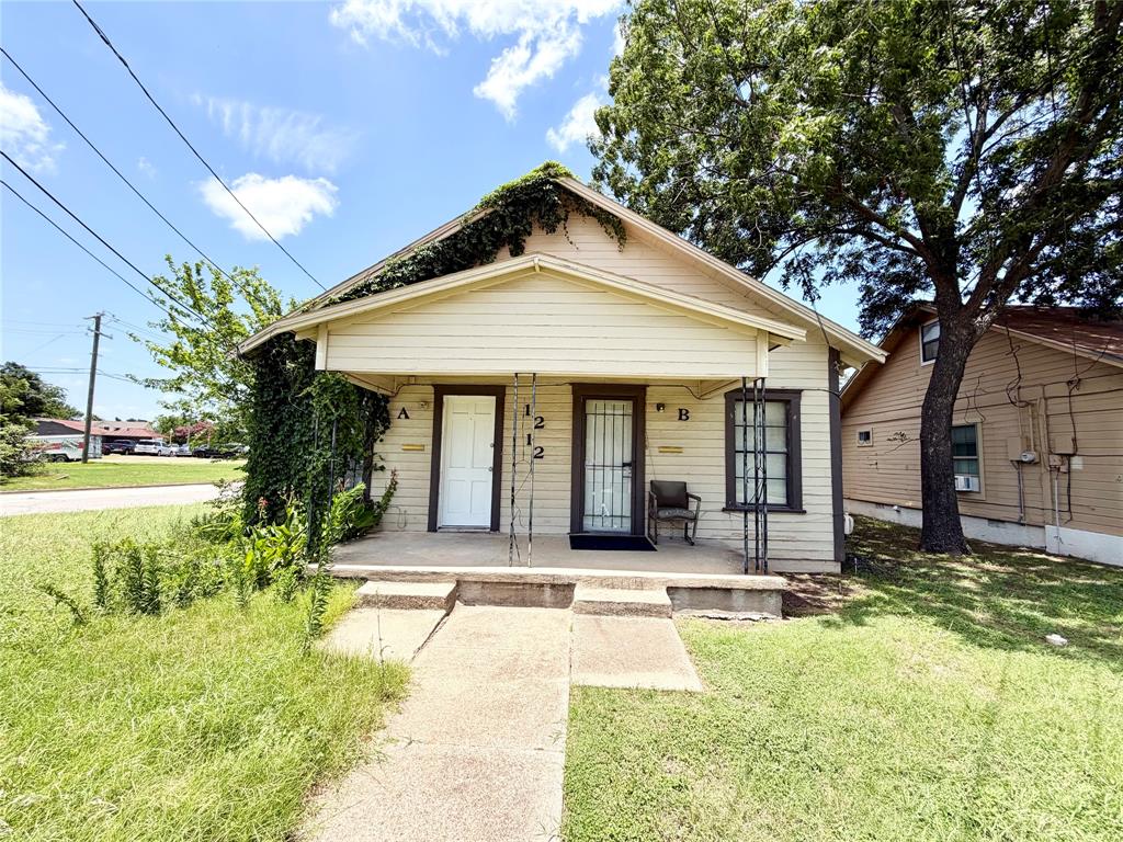 Great investment opportunity at the best price in Waco! This duplex brings in great rent with low cost of ownership. Located in a neighborhood that is quickly being revitalized! Don't miss your opportunity to own a piece of this historic neighborhood!