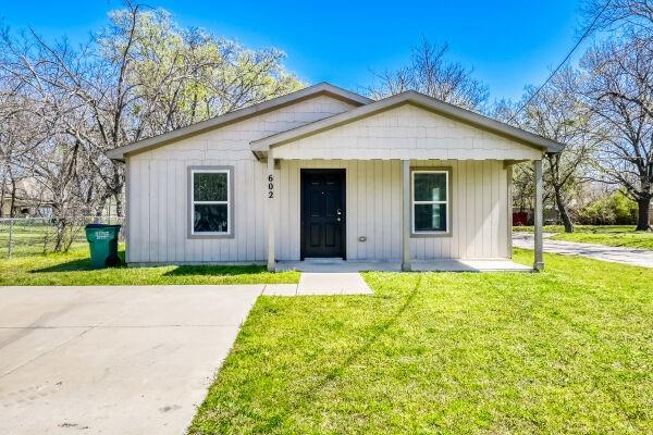 Built in 2020 , this charming 3 bedroom 1 bath home offers 1200 squre feet of comfotable living space on a large corner lot. Inside you will fine stylish luxury vinal plank flooring, granite countertops . all the appliances in place making this home move in ready. The open and functional layout provides a welcoming atmosphere. Enjoy the added space of corner lot.