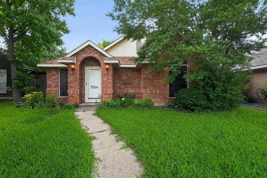 Beautiful home in the heart of Frisco featuring a spacious open floor plan, abundant natural light. Conveniently located near shopping, dining, parks, and major highways, this property offers comfort, style, and easy access to everything Frisco has to offer.