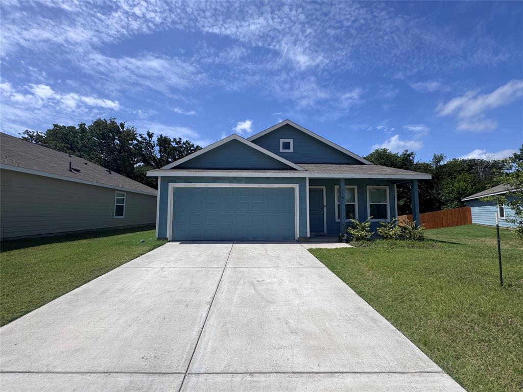 Move in ready home featuring an open-concept kitchen, spacious living areas, and a functional layout. Enjoy the large backyard, perfect for entertaining or relaxing. Conveniently located near shopping, dining, schools, parks, and major highways for an easy commute.