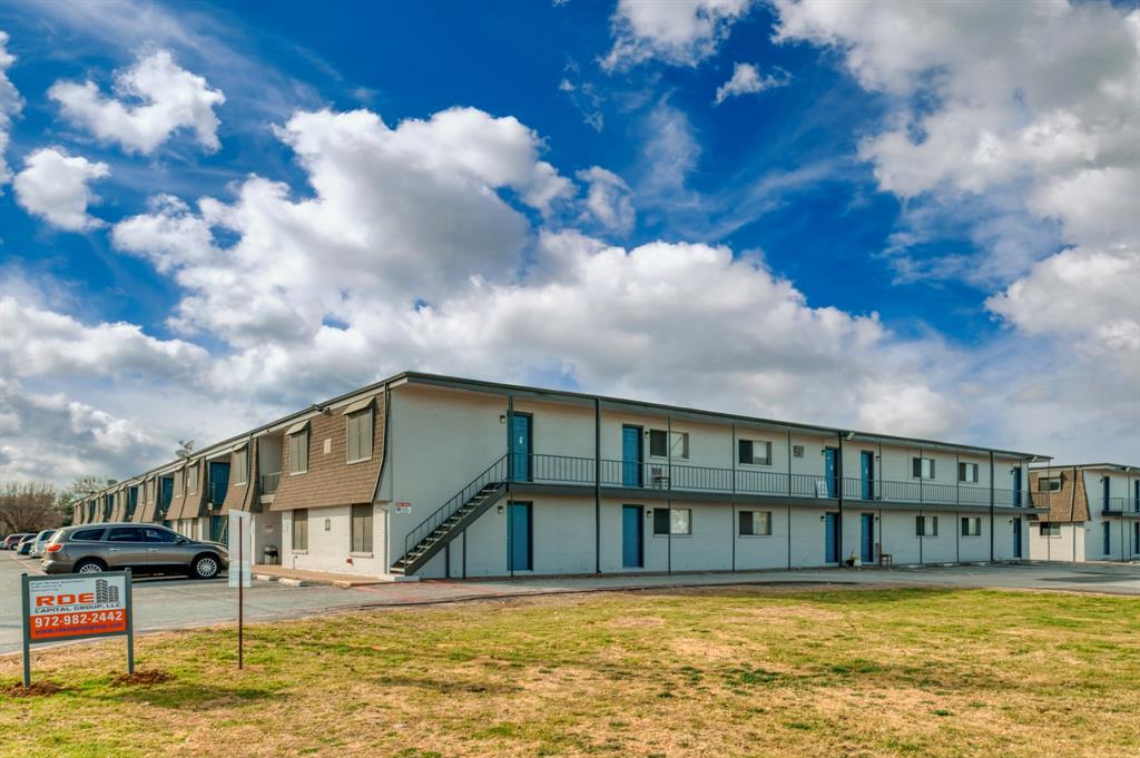 ALL BILLS PAID! MOVE IN SPECIAL ONE MONTH FEE (FOR ALL QUALIFYING APPLICANTS) Newly remodeled 2 Bed, 2 Bath unit as of November 17, 2023. Has a spacious layout with modern fixtures and luxury vinyl flooring throughout. The kitchen is fully equipped with appliances. On-site laundry facility available. The community has an open courtyard with accessible grills, perfect for pets and gatherings! Assigned parking available (additional expense). Located near Trinity Highschool with easy access to highway 183, restaurants, and shops.
