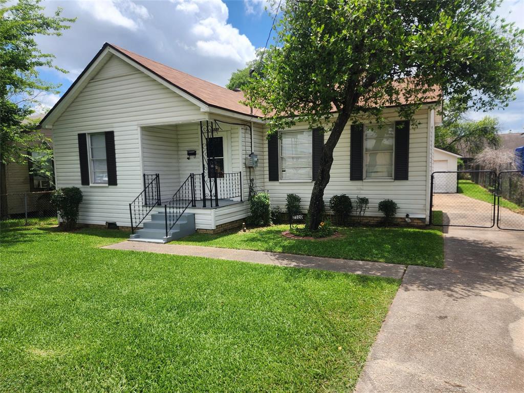 BOSSIER BEAUTY on BROADWAY at 2320......Gleaming hardwood floors, -0- carpet here.... kitchen was gutted started with all new cabinets and updated with quartz counter tops, subway tile backsplash and stainless appliances. Amazing tongue and grooved white washed ceiling in kitchen and living room. Spacious deck and manicured landscaping with a generous detached garage. There's nothing to do hear , so get packing. Owner agent.