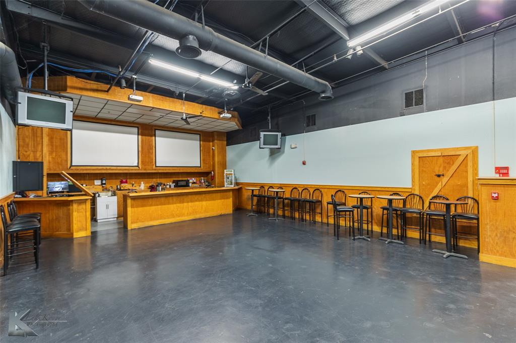 Mc Phail - Commercial Sale