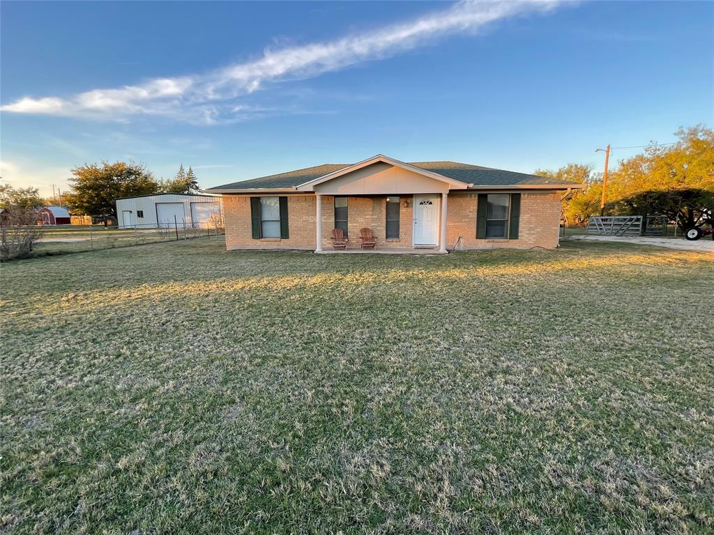 Gorgous 2 bed 2 bath 1 car garage home on .75 acre Open floor plan with walk in closets split bedrooms tile flooring throughout and views for days.
Available December 8th