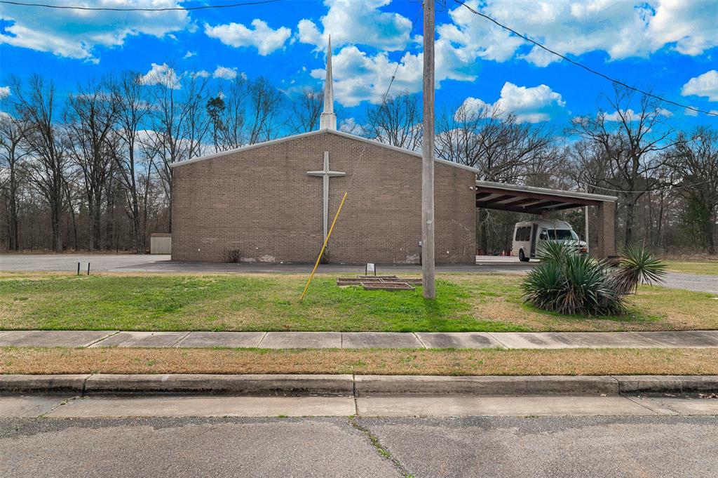 Located in Shreveport, 641 Rollins St offers a well-maintained facility currently configured as a place of worship.  The property features a spacious main assembly area, multiple additional rooms suitable for offices or classroom and ample on-site parking.  With flexible layout options, this building is ideal for continued religious use, community organization space, or educational purposes.  Conveniently situated in the desirable 71106 area with easy access to major thoroughfares.