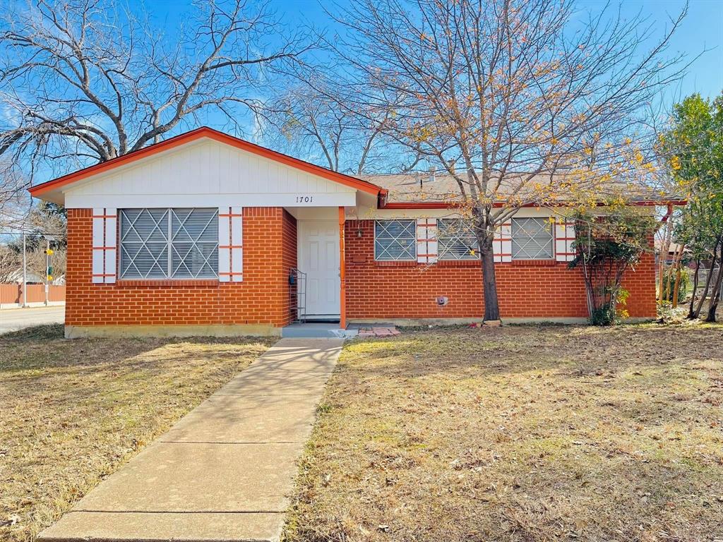 Minutes to down town Fort Worth, this home located on corner lot in established neighborhood. This home has been recently updated with fresh
paint, carpet and ceramic tile throughout the home. Home features a formal living, dining area, den or game room with a
bar. Open spacious kitchen with laminate countertops, tile backsplash, new cook top and an excessive amount of cabinets. Master and
guest bath are both updated. Part of the garage has been converted to storage. This home is move in ready, SELLER IS MOTIVATED.