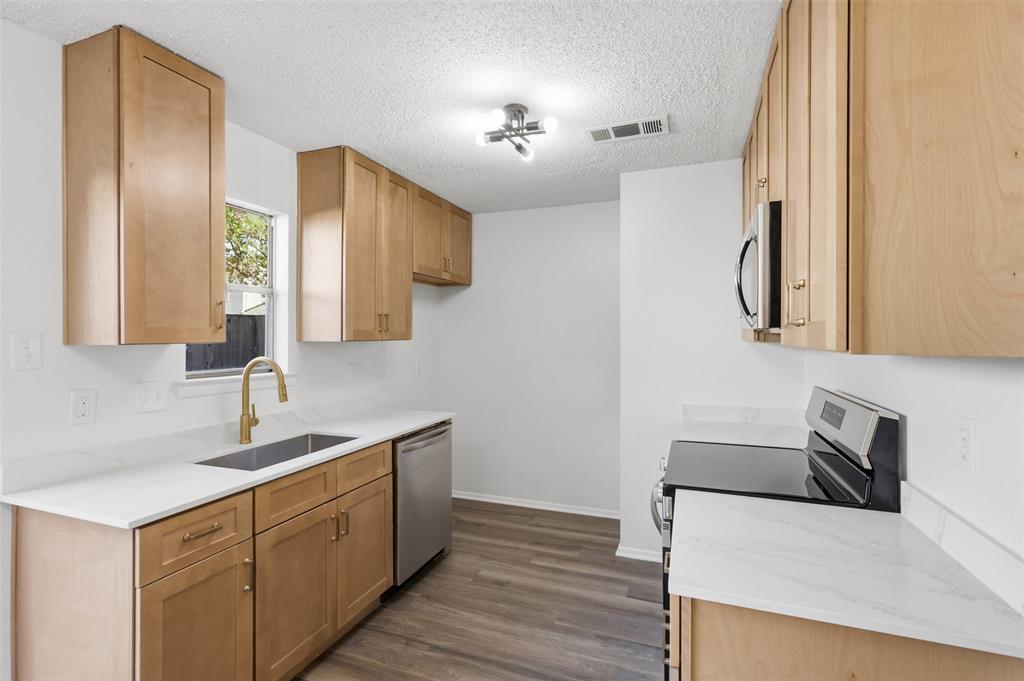 Cedar Ridge At Hurst Twnhms - Residential