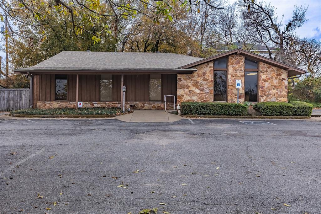 Downtown Sherman location. Previously a veterinarians office. Come make this space your own. Currently holds 3 exam rooms, 1 bath room. Treatment room, surgery room, laundry room, breakroom, front waiting room. Outdoor storage. Buyer and Buyers Agent to verify all info in listing is correct.