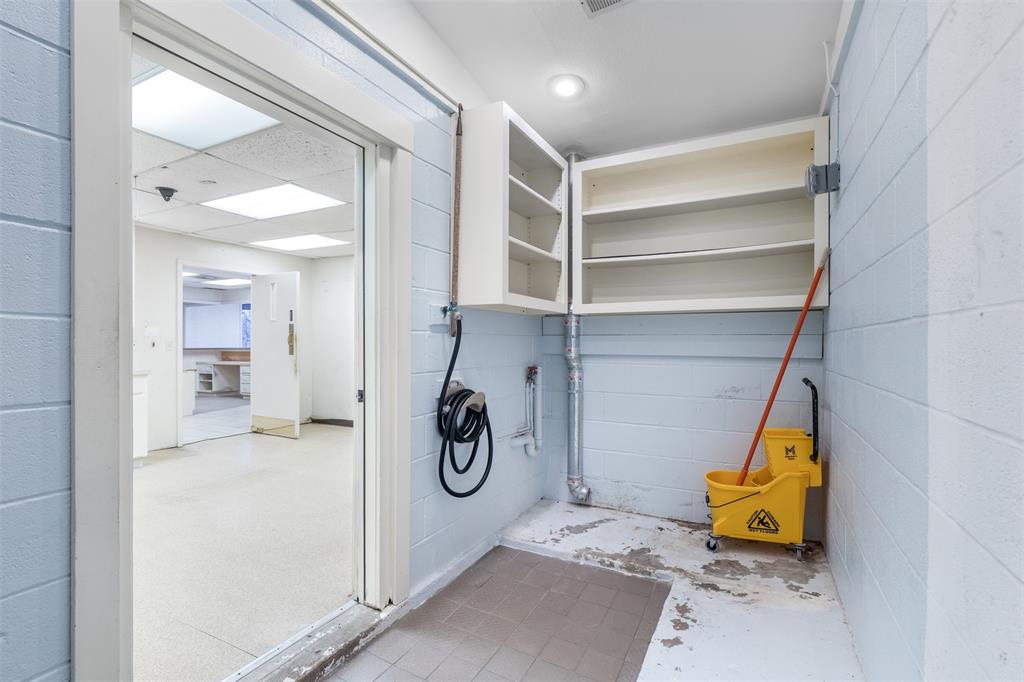 MCANAIR JB - Commercial Sale