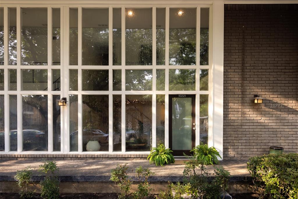 Built at the height of mid-century modern design, this distinctive residence embraces the era's timeless architectural philosophy: abundant natural light, open spaces, and thoughtful craftsmanship. Nestled within the sought-after Paradiso community in prestigious Preston Hollow area, it offers the ease of a lock-and-leave lifestyle without sacrificing character.
At the heart of the home, a dramatic wall of textured glass gently filters daylight throughout the interior, creating a warm glow while preserving privacy. The original open-tread iron staircase serves as a sculptural focal point, allowing light and sightlines to flow freely between levels while enhancing the home's remarkable sense of openness. Above, an open loft overlooks the living space and wall of glass below, creating an inspiring setting for a home office, reading nook, or creative studio where the changing daylight becomes part of the experience.
Outside, residents enjoy beautifully maintained grounds and a sparkling community pool. Just minutes from Preston Hollow Village, Trader Joe's, Preston Center, NorthPark Center, premier dining, boutique shopping, major medical campuses, Love Field, and easy access to US-75 and the Dallas North Tollway, the location is as convenient as it is prestigious.
A home where architecture was designed to be experienced, not simply admired.