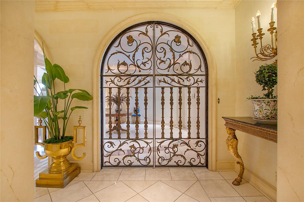 Douglas Condo 8181 - Residential
