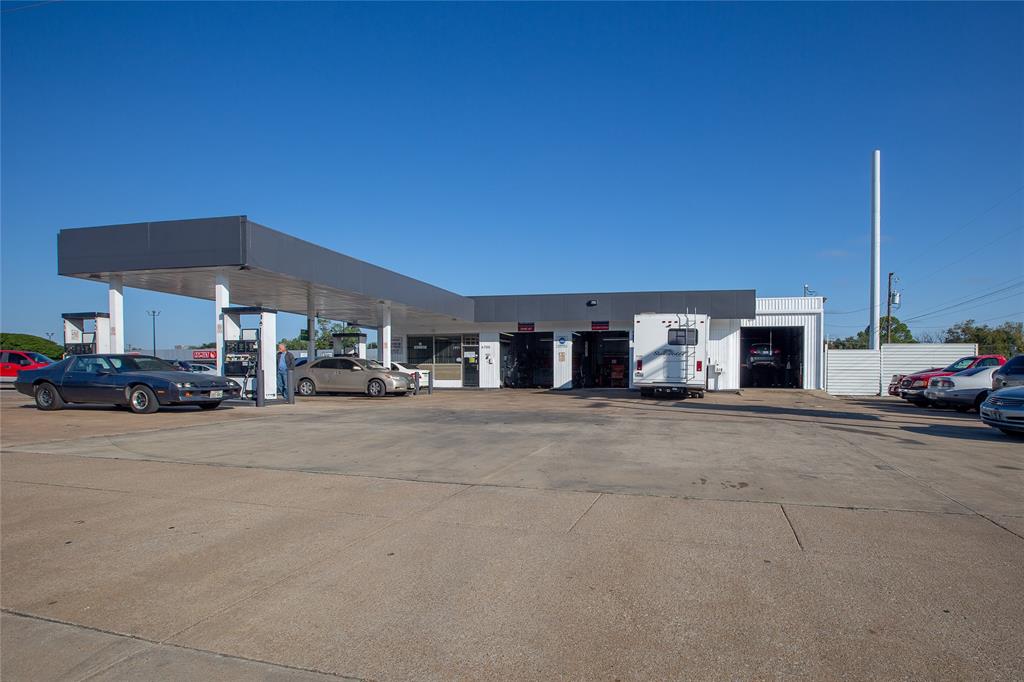 3 Gas Tanks two 10K and one 12K tank
Zoned PD, sits on .48 acres
4,626 SF building that includes a service station and 5 functional service bays
Pole sign
Alon gas station
Built in 1965, Renovated in 2005