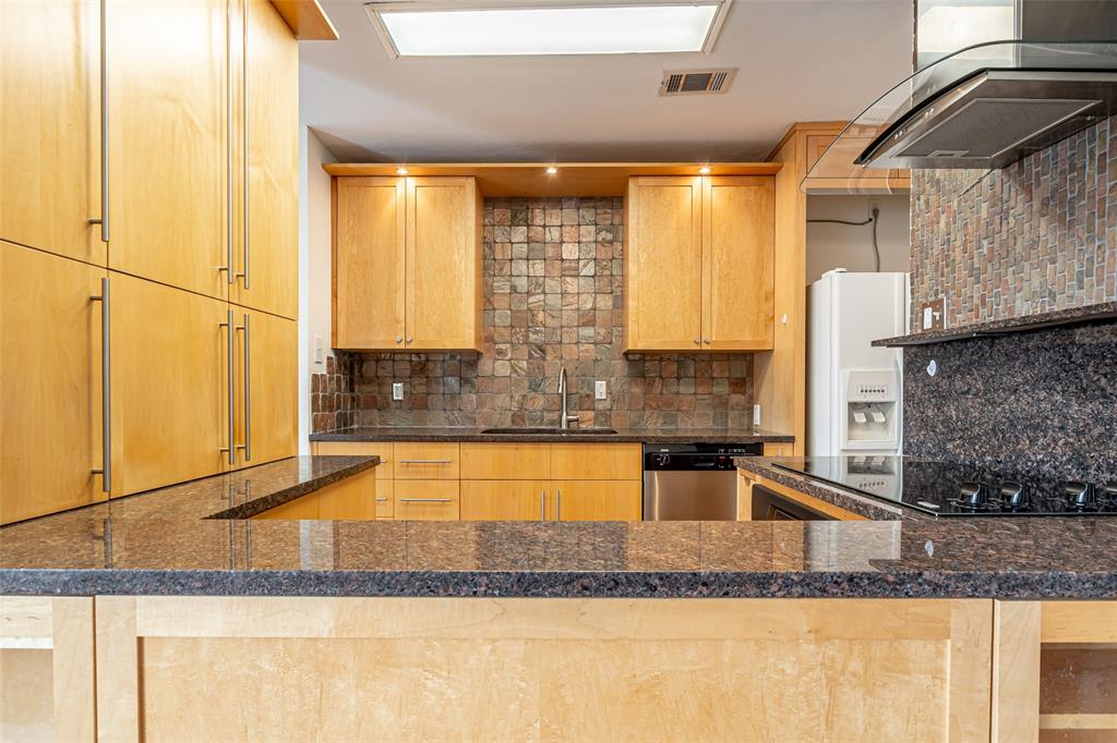 Chart House Condo The - Residential