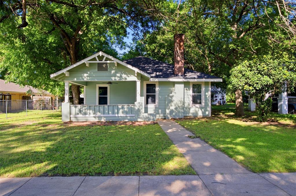 Craftsman charm meets modern updates at 603 N McKinney. This inviting home features beautiful hardwood floors, updated bathrooms, an updated kitchen, and plenty of character throughout. Sitting on a large lot just minutes from downtown Ennis, this property offers space, convenience, and timeless style all in one. Enjoy the warmth of an older home with the updates buyers are looking for today. A must-see for anyone wanting charm, location, and room to spread out.