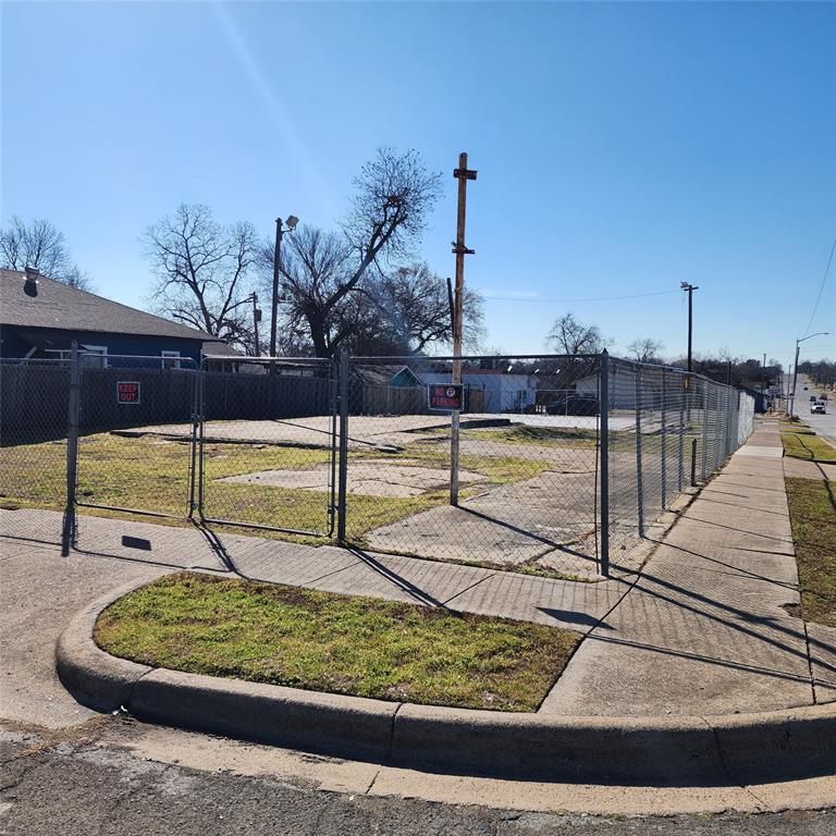 A great vacant 2 lot commercial property is waiting for you!  Use your imagination and ideas. Hurry and jump on this opportunity!