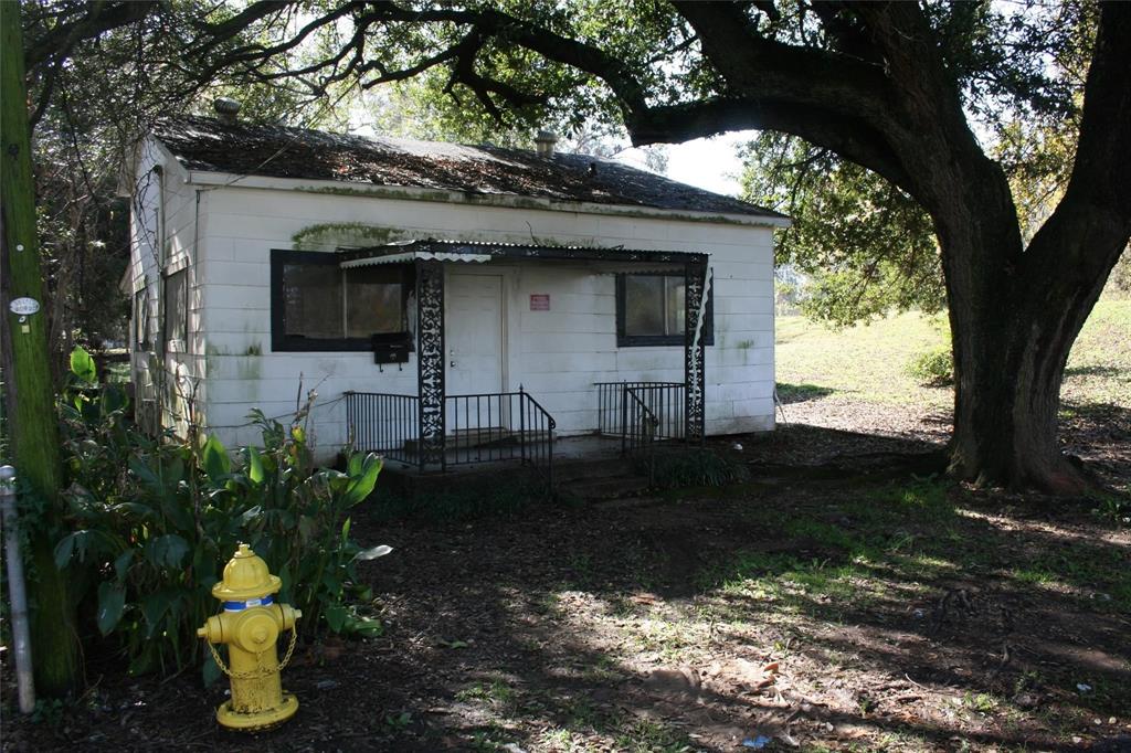 Rental income opportunity!! This property is currently vacant but has a potential rental rate of $850 per month. 
Contact the listing agent via text to inquire further. Bring all offers!!
