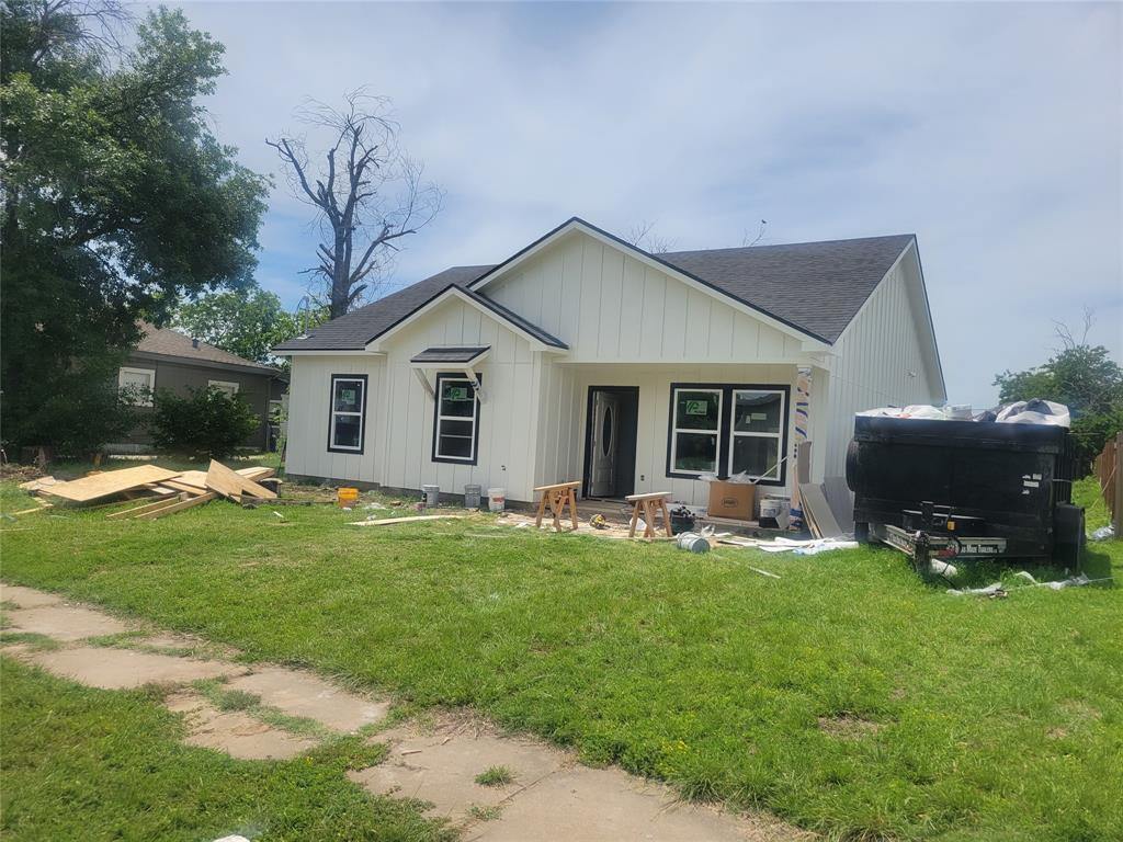 If yourt in the market for a NEW home, look no further....this cute home is built by some of the best craftsman in our area. There were no shortcuts taken here. There is top quality materials in this new build. This 3 bedroom two bath home will stop you in your tracks. It is designed with and for the family. There is plenty of space to spread your wings here. The craftsmanship is some of the finest. The home has stainless steel appliances throughoot. It has a nfloor plan that allows for plenty of privacy for everyone in the home. The back yard is large and proides plenty of room for all your outdoor activities.