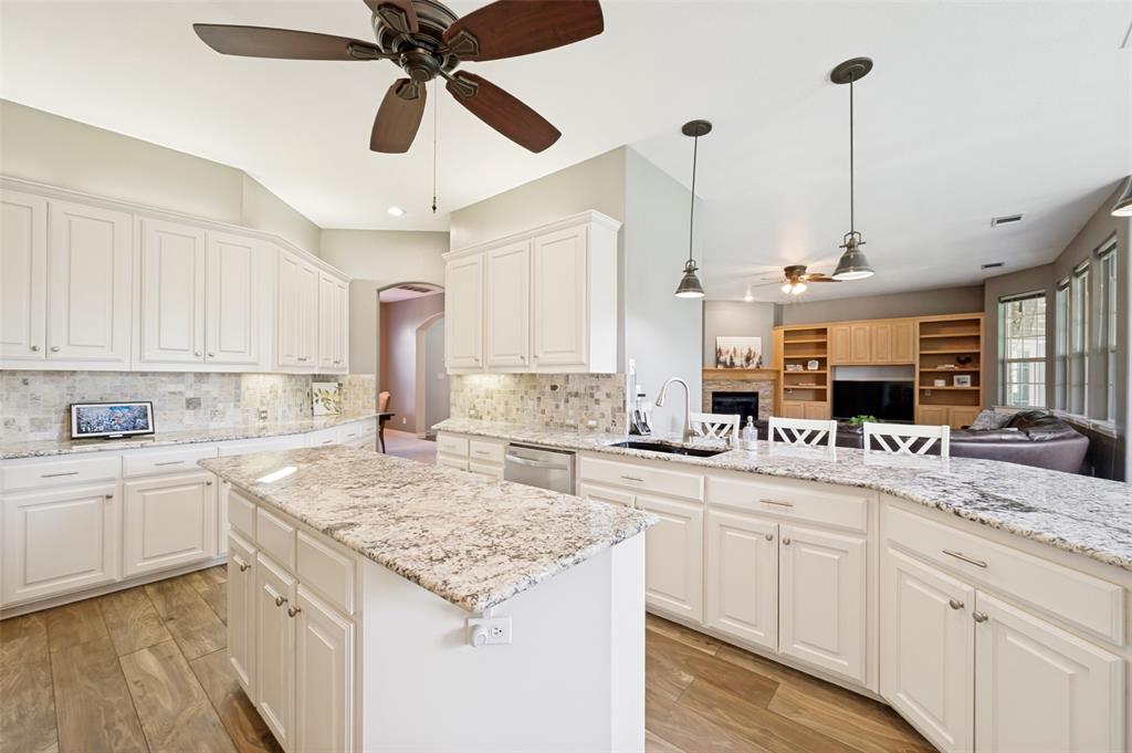 Emerald Sound At Lake Lewisvil - Residential