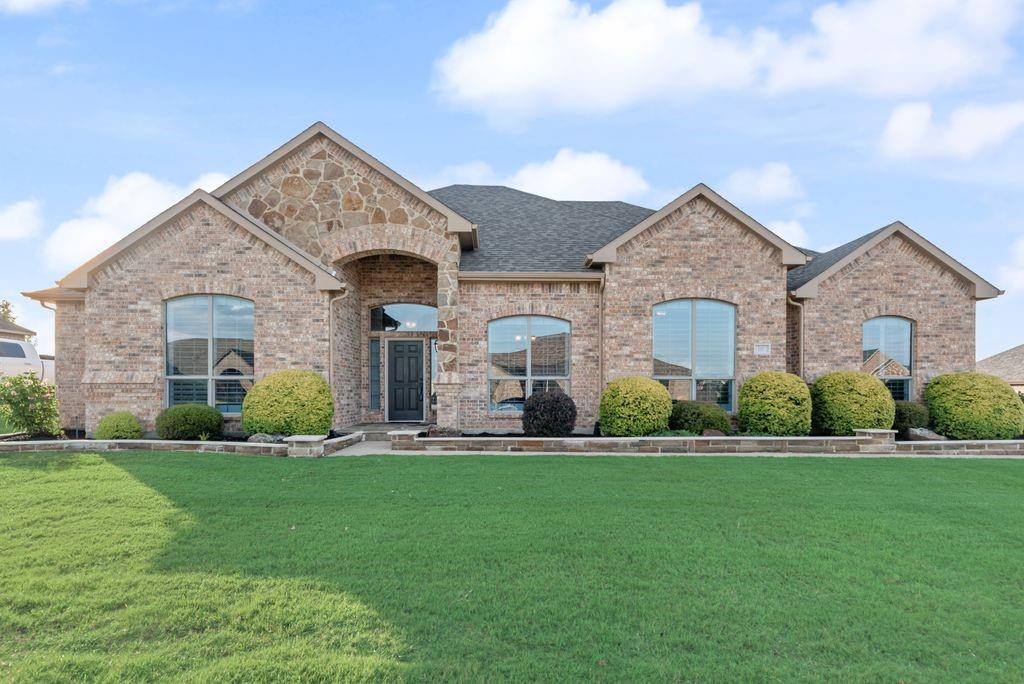 Beautiful single story home on 0.6 acre! Stunning curb appeal. Wood floors adorn the entry and high traffic
hallway. Family room features conrner fireplace with stone hearth. Gourmet kitchen with granite counters,
center island, real wood cabinets with fluted corners, & ample cabinetry storage. Primary Bedroom is
perfect for king size furniture. Primary bath with dual sinks, larger shower with dual heads, & garden jetted
tub. Backyard with covered patio and stamped concrete is perfect for outdoor living & entertaining. No
HOA and No City taxes. This home is a MUST SEE!