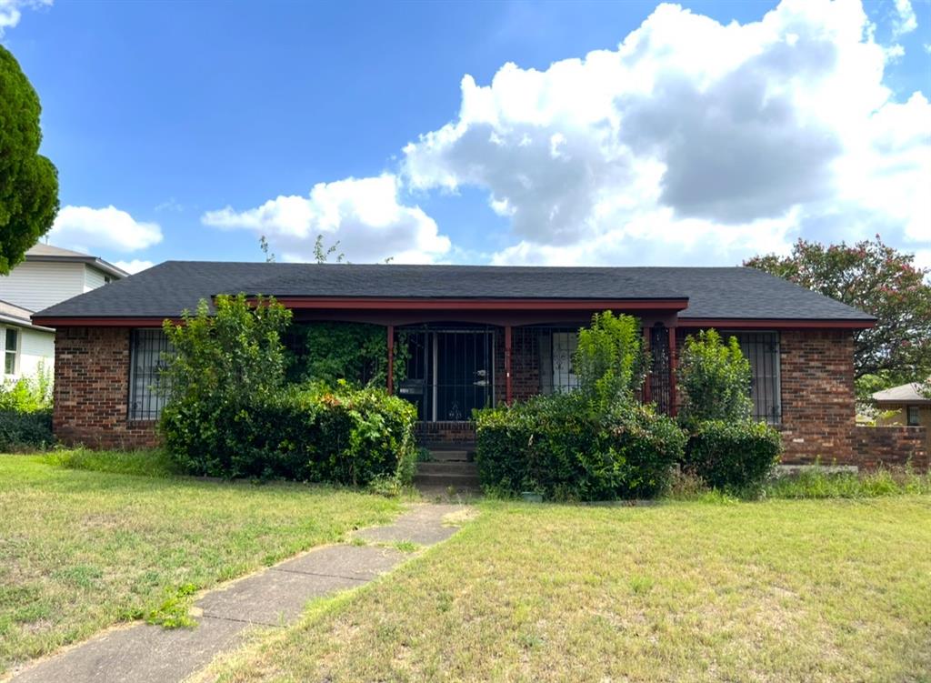 A DIY renovator’s dream, priced $50,000 below market. The home already has a brand-new roof less than a year old and the exterior was freshly painted within the past 2 years, giving you a solid head start. Ideal for a 203(k) FHA renovation loan, allowing you to customize and update the interior exactly the way you want using FHA funds. Incredible opportunity for buyers looking for value and potential. Contact us for full details.