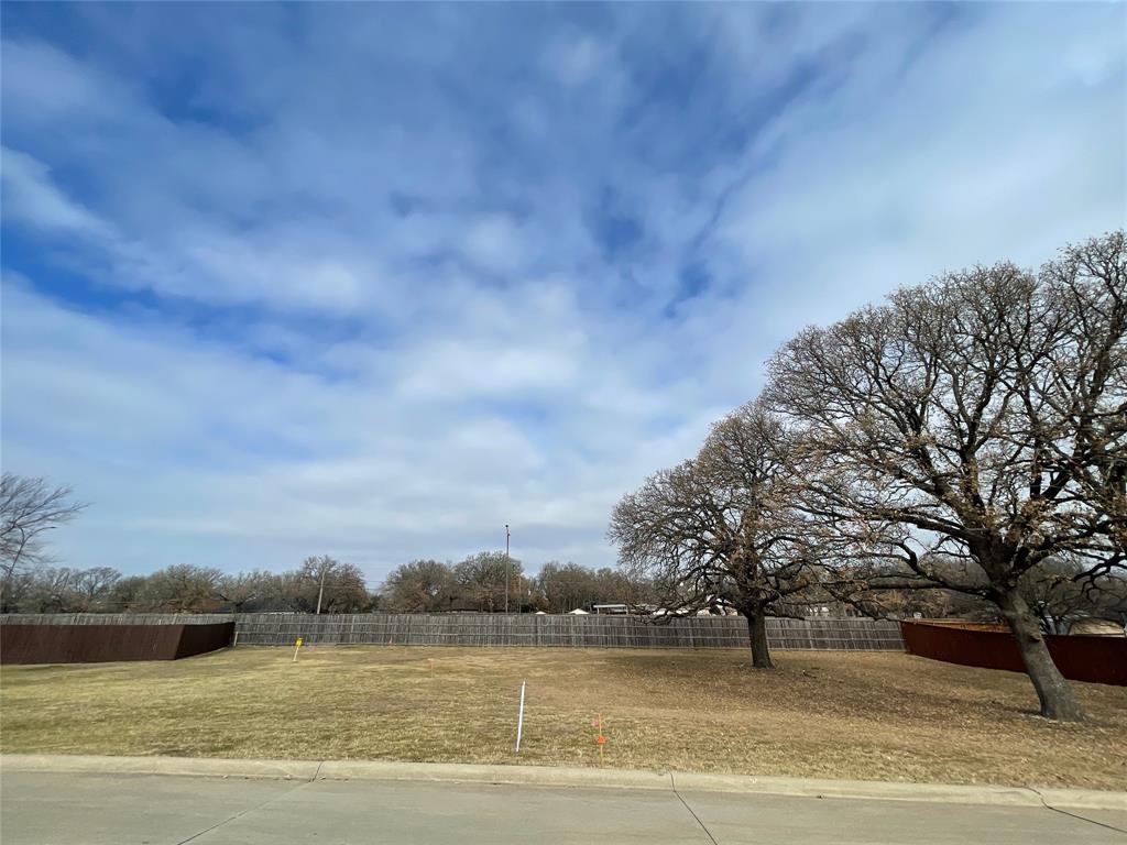 Last lot available in a small, prestigious, gated neighborhood of high-end custom homes. Several large, native trees on lot. The perfect location for your dream home. 3000 square foot minimum living space.