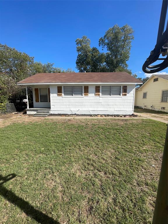 This recently updated  3-bedroom, 2-bathroom home is conveniently situated near major freeways and downtown Fort Worth, with schools and entertainment options in close proximity.