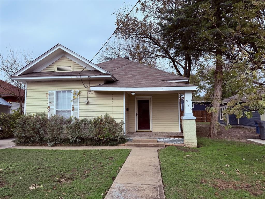 3 Bed room 1 Bath Bishop Arts Home. New Paint and Carpet. Stainless appliances.