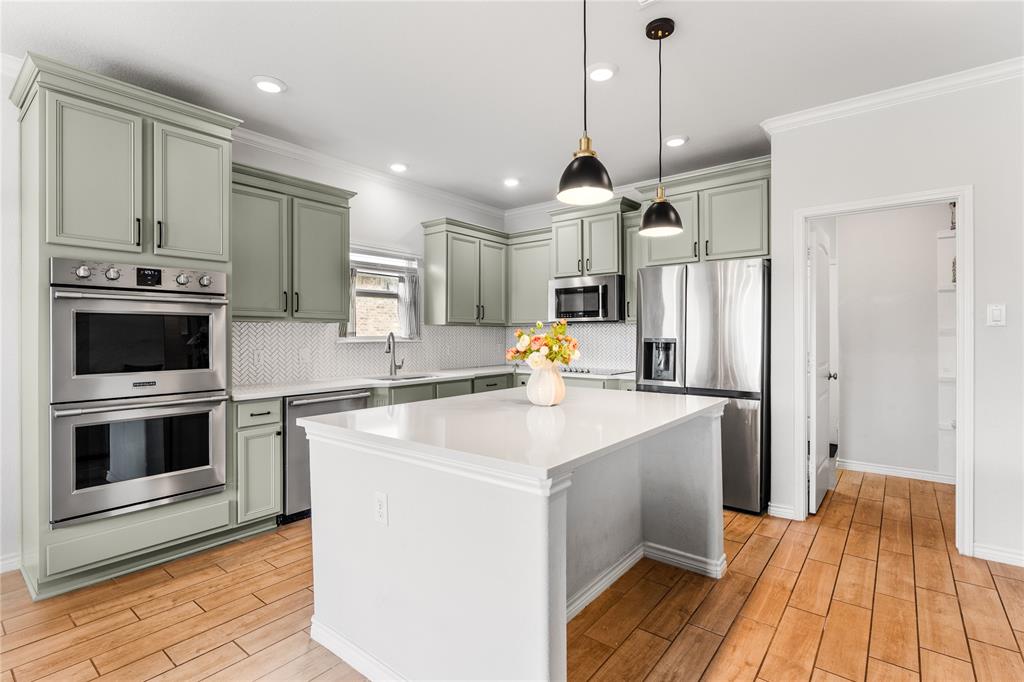 Set on a cul-de-sac in the Villages at Twin Rivers in Woodway, TX, this five bedroom, three bath home delivers flexible floor plan options and access to one of the area's most amenity-rich communities. Inside, the kitchen is the anchor of the main level with quartz countertops, stainless appliances, a generously sized island, and a walk-in pantry. A formal dining room greets you off the entry, LVP flooring runs through the main living areas, and the primary bath is finished with a double vanity and separate shower. A downstairs bedroom provides an ideal guest suite or mother-in-law setup, while a dedicated home office and bonus room add rare flexibility. The covered patio opens to a privacy-fenced backyard. Twin Rivers residents enjoy a lake with fountains, walking and nature trails, swimming pool, playground, tennis and pickleball courts, fitness center, and a rentable clubhouse. Bear Ridge Golf Course and Grille operates independently within the community. Zoned to highly regarded Midway Independent School District with South Bosque Elementary conveniently close.