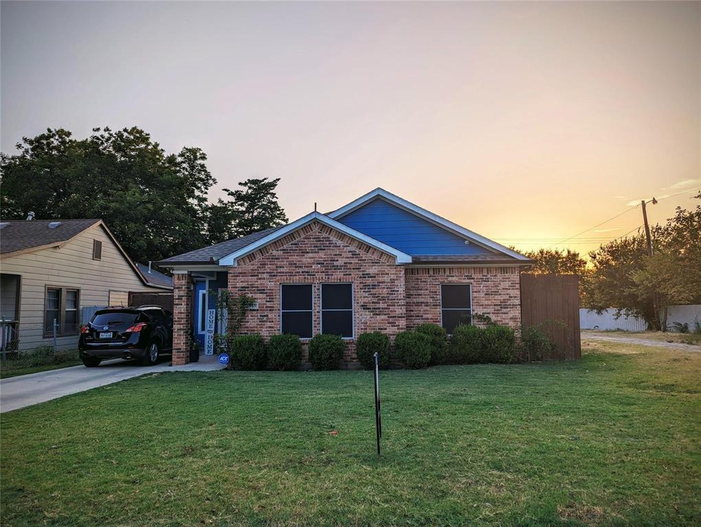 INMACULATE 4 BED 2 BATH HOME! Prime Location! Only 15 minutes away from Downtown Dallas. Step inside and be greeted by an Inviting living area and cozy formal dinning. Outdoor living is enjoyed with a large covered patio. The patio looks onto a privacy-fenced backyard, creating a perfect oasis for relaxation or hosting gatherings. Don't miss the opportunity to make this meticulously and maintained house your new home!