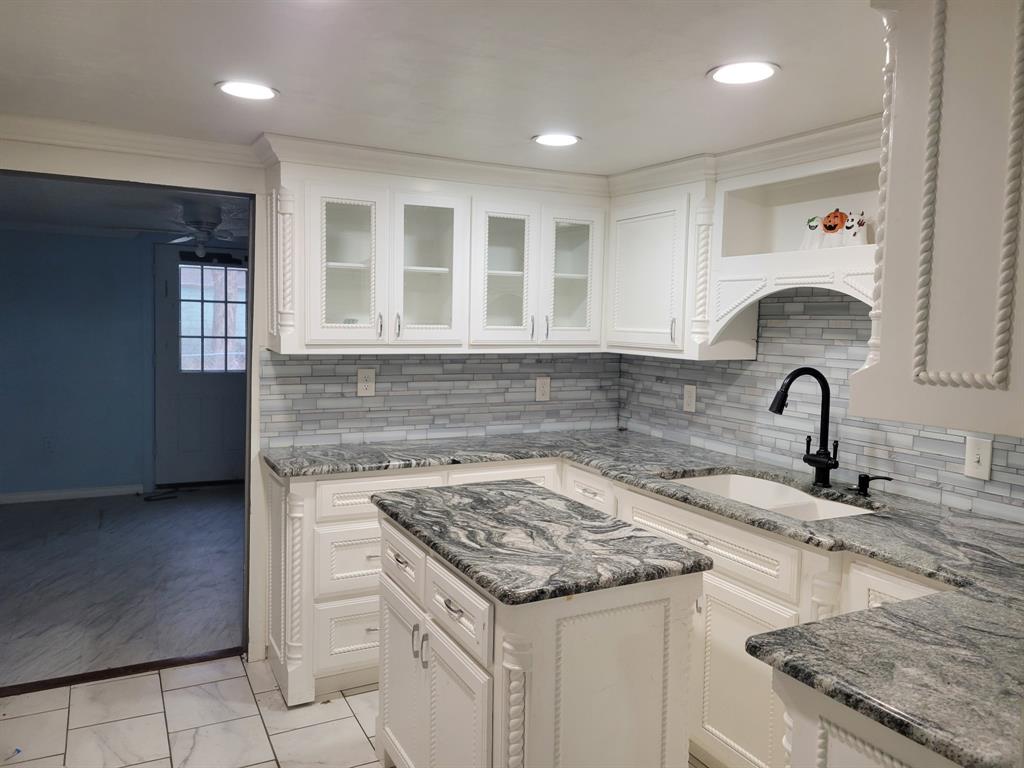 Charming home on a corner lot, conveniently located near all the activities in Gainesville, Texas. This spacious, updated property features a beautiful kitchen and is definitely worth a look today. This property has been placed in an auction event. Please submit all non-auction offers MLS offers through propoffers.com or feel free to bid on the Realtybid website. 
.All information should be verified by the buyer.