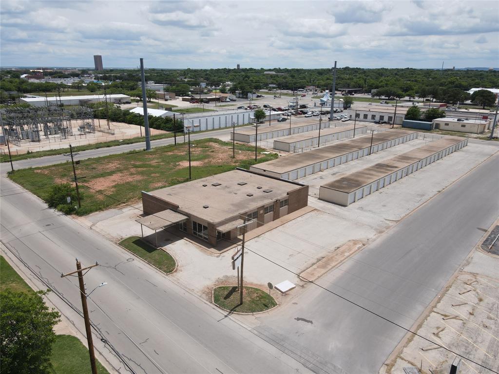 LOTS OF WIDE OPEN SPACE INSIDE THIS 4,470 SF BUILDING. GC ZONING OFFERS A BROAD RANGE OF PERMITTED USES. THE BUILDING ALSO HAS AN ATTACHED DRIVE THRU CARPORT, LARGE WINDOWS ON 3 SIDES, AND A GRADE LEVEL GARAGE DOOR ON THE EAST SIDE. 3-PHASE ELECTRIC.