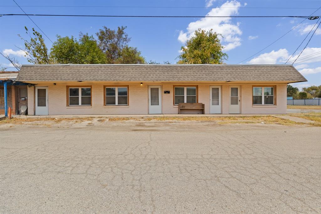 Great COMMERCIAL investment opportunity that would be great for small businesses, offices spaces, beauty salon, or even Rentals. Property sits perfectly on a corner lot, boasts 4 spacious units (can be combined), 2 adjoining bathrooms, and a kitchen-break room. parking at the Front of the building. Convenient Central location, Less than 15 minutes from Fort Worth, Arlington, and Burleson, right off HWY 35W in an upcoming area. Needs renovation, however the building has good bones, and ready to become your vision! Endless possibilities, and priced to sale quickly. Come see this amazing property asap, it’ll go fast! Text listing agent (KelliRae) with any questions 817-470-1449
Buyers agent to verify information.