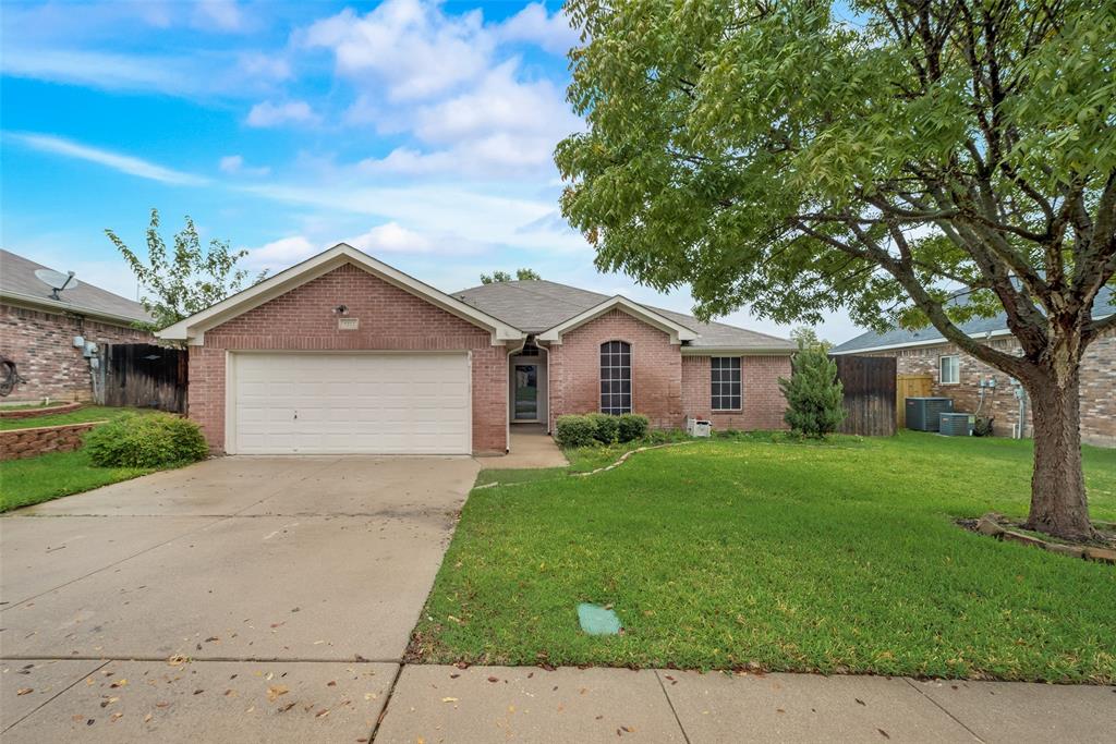 MOVE IN READY! 3bedroom, 2bath, and an office. Home has an open floorplan concept with lots of natural lighting. Spacious kitchen with Stainless Steel appliances and granite countertops with bar seating. Master bedroom has dual sinks, garden tub and separate shower, as well as a walk-in closet. Backyard with covered patio great for grilling out and spending time with family and friends. Shopping, dining, movie theaters & a nature park are nearby w quick access to Hwy 287, Hwy I20 & Hwy 820