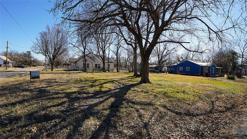 Great location to build income producing property, or starter home. Large cleared corner lot with large trees, lot is located close to downtown Bonham. 
Seller does not have survey and buyer will need to provide if required. Sign in yard for refrence.