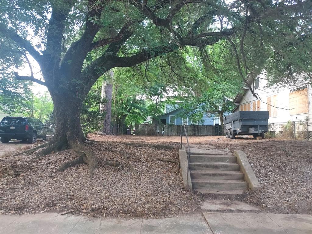 Affordable vacant lot.  No yard sign. A $10,000 tiny home could be placed on this lot for a flip or rental. The .67 acres was taken directly from the tax assessors website. Utilities are available. Vacant land:  Showings 24-7. Please schedule through Broker Bay for auto confirm.