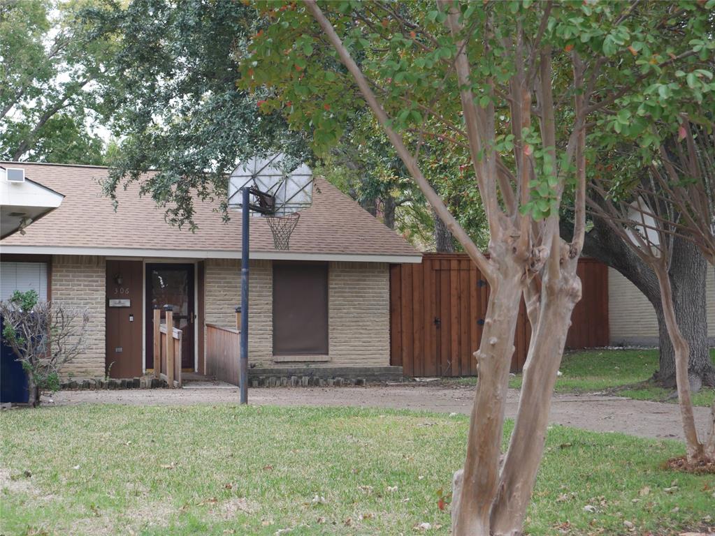 This original owner's home is ready for its new owners. This cozy 4 bedroom 2 bath home features a beautiful private backyard with mature trees.  Great opportunity to create your personal touches and make this property your dream home.  Close to major roads, 635 and I-30, shopping, dining, and much more. Don't miss out on this amazing home schedule your showing today!