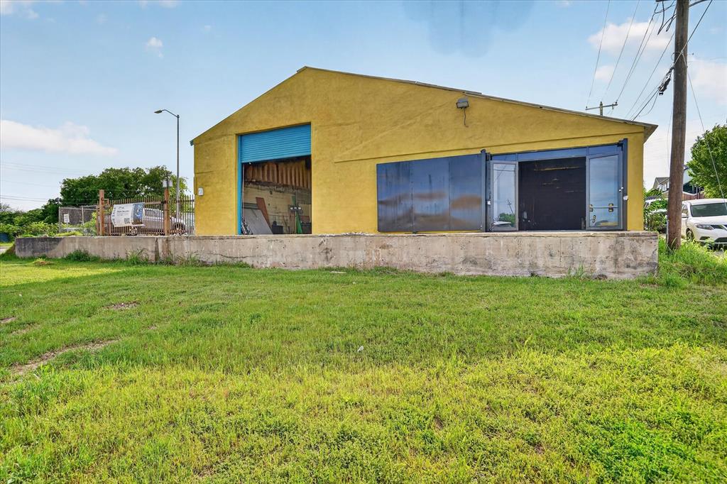 *Owner Financing Available Prime commercial opportunity in a high-visibility, high-traffic corridor on E. Rosedale St in Fort Worth. This unique offering includes two adjacent properties 2011 E Rosedale St and 2025 E Rosedale St situated on a combined 6280 SF & 0.5575-acre corner lot, delivering excellent frontage, accessibility, and flexibility for a wide range of business uses.*2011 has been fully updated and is move-in ready. The interior offers a clean, professional environment ideal for office use, showroom, or client-facing operations creating a turnkey space suitable for administrative or retail-style functions.*2025 is a versatile industrial warehouse space designed to support operational, storage, or light industrial needs. The warehouse features multiple large open work areas, high ceilings, roll-up doors, and expansive interior bays suitable for equipment, vehicle storage, fabrication, or distribution. The layout allows for flexible configurations, including multiple work zones or tenant divisions if needed. The property’s corner positioning provides excellent visibility and access from multiple streets, making it ideal for businesses that benefit from signage exposure and easy ingress - egress. The site includes ample yard space for parking, equipment storage, or expansion potential. Minutes from major highways and close to downtown Fort Worth, this property offers strong connectivity and proximity to established residential and commercial areas.
Key Highlights: Two buildings: updated office + industrial warehouse Total: 6,280 SF Lot size: 0.5575 acres Corner lot with high traffic exposure Flexible use potential: office, automotive, contractor yard, distribution, or mixed-use This is a rare opportunity to secure a flex commercial property with both front-end office presence and backend operation in a rapidly developing area. Ideal for owner-users or investors looking for income potential and long-term growth.