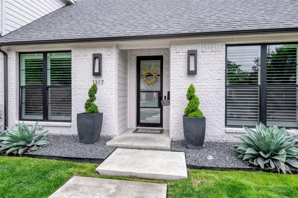Modern design meets timeless charm in this updated home just one mile from all the food, fun, and boutique flair of Historic Downtown McKinney. Built in 2021 by J. Stiles Custom Homes, this two-story stunner delivers the best of both worlds: newer construction in an established, walkable neighborhood.
The open-concept main floor features luxury wood-look tile flooring, soaring ceilings, and large windows with plantation shutters that flood the space with natural light. The kitchen has been recently refreshed with all-new cabinetry, statement backsplash, open shelving, and quartz countertops. Stainless steel appliances, a gas range, and walk-in pantry check every box on your “dream kitchen” list.
The family room, complete with cozy gas fireplace and sliding glass doors, opens to a covered patio and private backyard - perfect for morning coffee or backyard grilling. A versatile secondary bedroom on the first floor offers the perfect home office, gym, or guest suite.
The primary suite is a true retreat with an ensuite bath that looks straight out of a design magazine featuring dual vanities, upgraded lighting, a freestanding soaking tub, and a large walk-in shower with floor-to-ceiling tile. Upstairs, two oversized bedrooms with walk-in closets share a full bath with modern finishes.
Additional features include upgraded lighting throughout, security system, energy-efficient windows, and a 2-car attached garage. No HOA. Zoned to McKinney ISD. If you’ve been searching for updated style, location, and function in one gorgeous package you just found it!