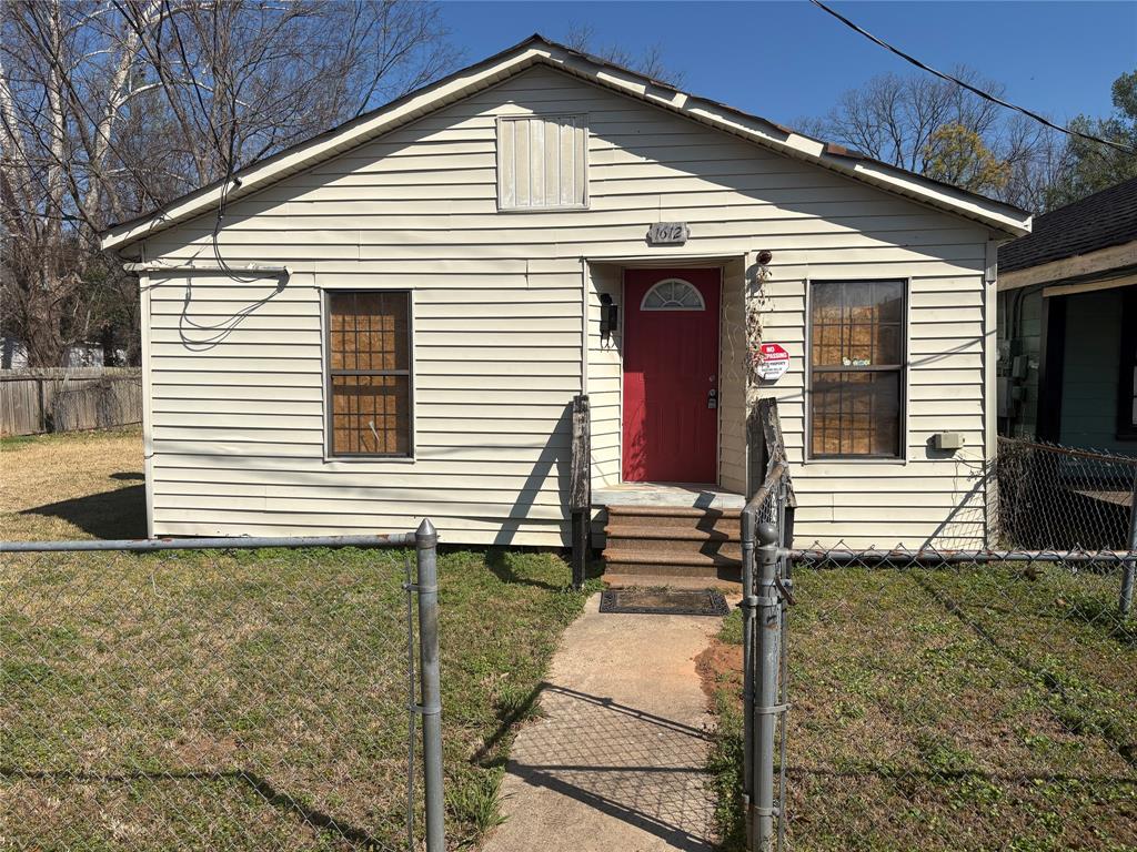 Bossier City Investment Opportunity. This property is part of a 5-property package deal that is located on one lot. This is a great opportunity to have 5 rental incomes coming in every month. Whether you’re an experienced investor or just starting to build your real estate portfolio, this property delivers immediate rental income with room for future value growth. The possible benefits included are.... Low operating costs with shared utilities and maintenance, Prime location near amenities & commuter routes, Potential for rent increases or redevelopment, and so much more! Don’t miss this rare multi-unit gem, so schedule your private showing today! 1610,1612 Hill St and 601,605,607 Kelly St Bossier, City LA 71111 are included in the sale.